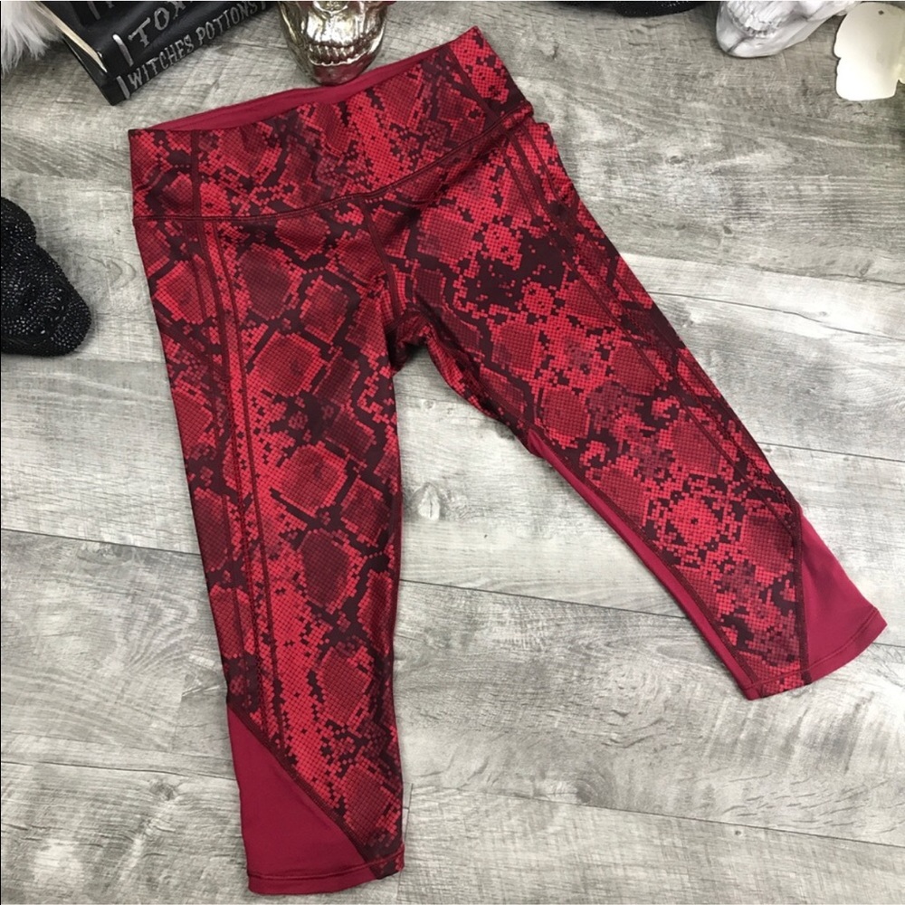 Lululemon red snake skin mesh back Capri workout - Picture 1 of 6